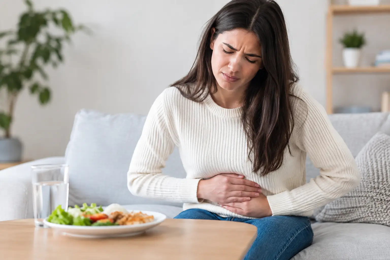 Qué causa hinchazón después de comer y cuándo consultar